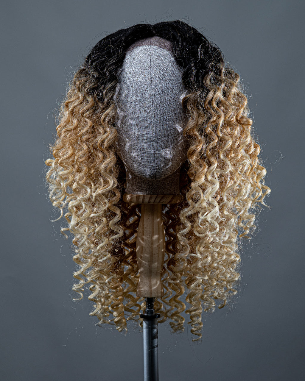 Peruca Cacheada Front Lace - Loira - Raíz Escura - Sintética de Qualidade