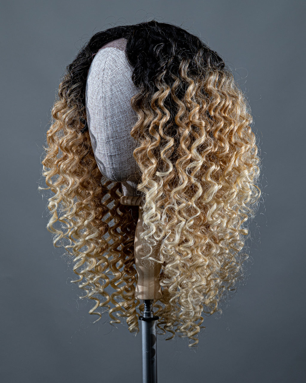 Peruca Cacheada Front Lace - Loira - Raíz Escura - Sintética de Qualidade