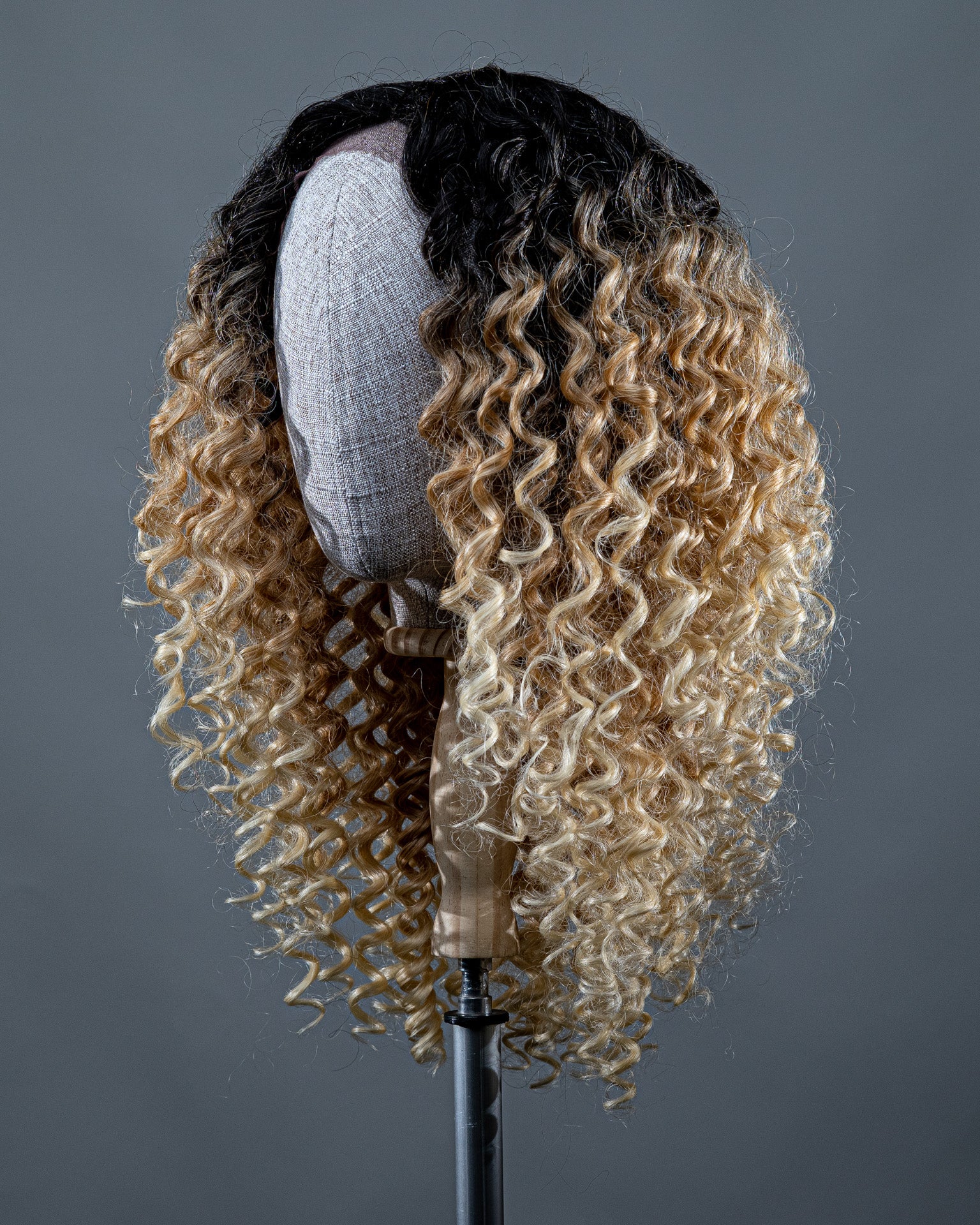 Peruca Cacheada Front Lace - Loira - Raíz Escura - Sintética de Qualidade