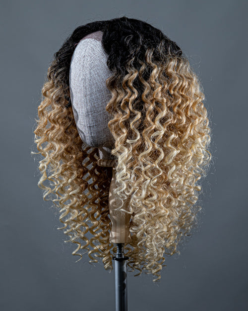 Peruca Cacheada Front Lace - Loira - Raíz Escura - Sintética de Qualidade