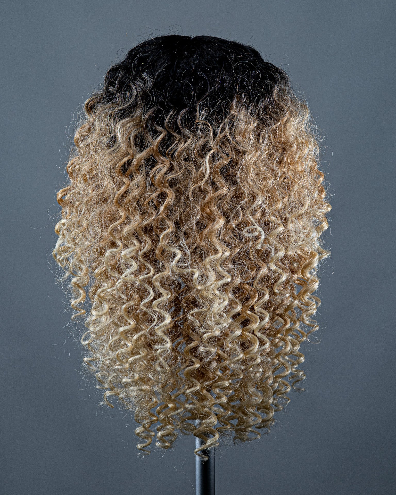 Peruca Cacheada Front Lace - Loira - Raíz Escura - Sintética de Qualidade